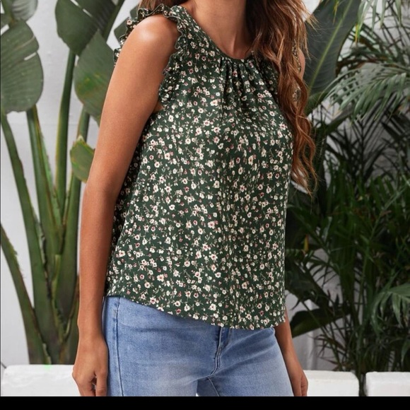 Tops - New Ruffle trim ditsy floral top